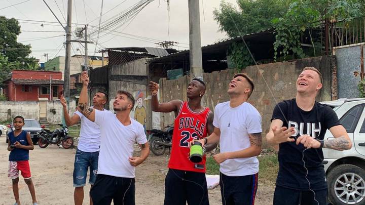 Vinicius volando cometas en su barrio de Sao Gonçalo, en Rio.