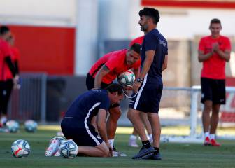 Lopetegui gets a ball full in the face in Sevilla training