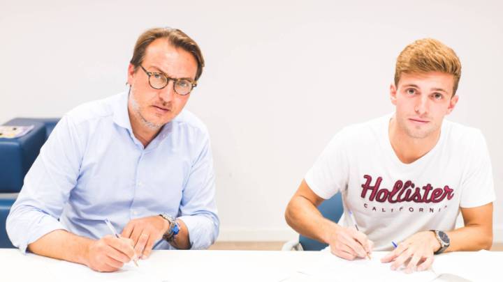 Fran Manzanara junto a Quico Catalán en la firma de su contrato.
