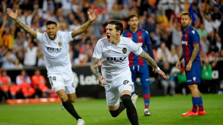 Santi Mina celebra un gol en Mestalla con la camiseta del Valencia ante el Levante.