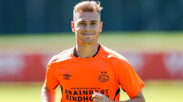 Lato en su primer entrenamiento con el PSV.