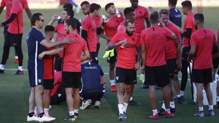 Overbooking total en el Sevilla con la defensa. 13 componentes y muchos apuntan a salir, sobre todo el danés Simon Kjaer, Corchia y Guilherme Arana.