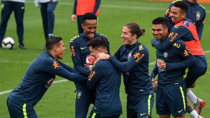 Coutinho recibe las bromas de sus compañeros en el entrenamiento de ayer de la selección brasileña.