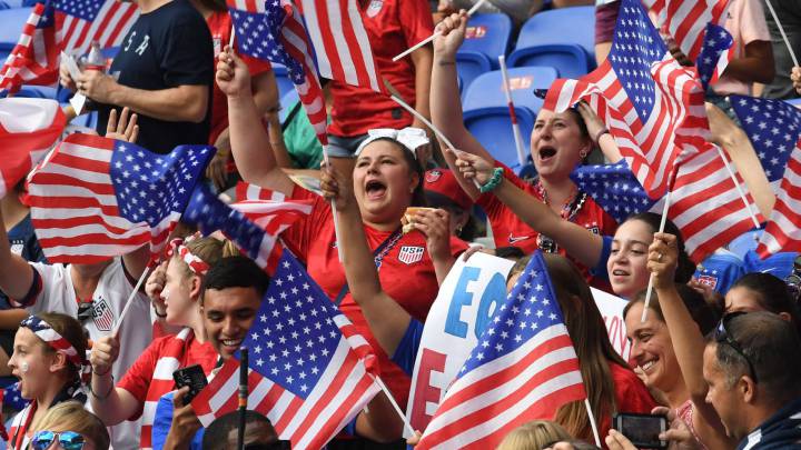 Aficionados de Estados Unidos en el Mundial de Francia.