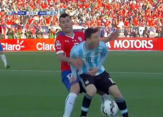 El origen del pique Messi-Medel: un patadón al estómago que sí mereció la roja