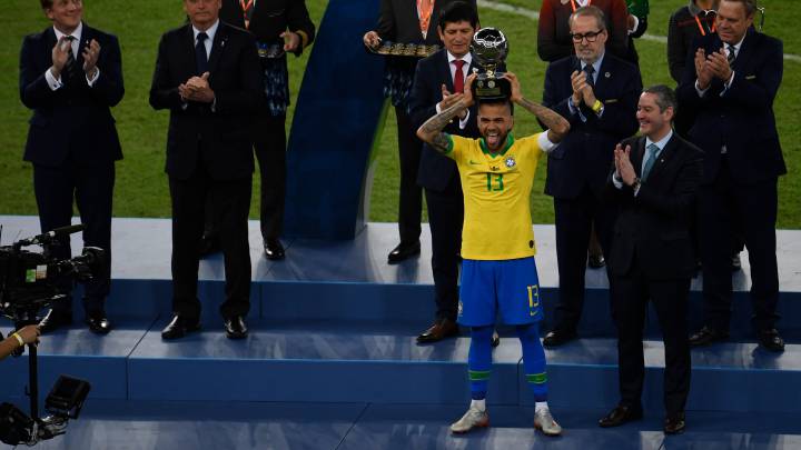 El capitán del seleccionado brasileño de fútbol, Dani Alves, fue elegido hoy en la ceremonia de premiación como el mejor jugador.