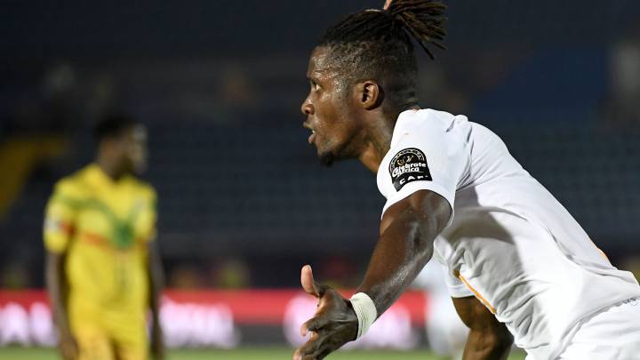 Ivory Coast's forward Wilfried Zaha celebrates after scoring a goal during the 2019 Africa Cup of Nations (CAN) Round of 16 football match between Ivory Coast and Mali at the Suez Stadium in the north-eastern Egyptian city on July 8, 2019. (Photo by Khaled DESOUKI / AFP)