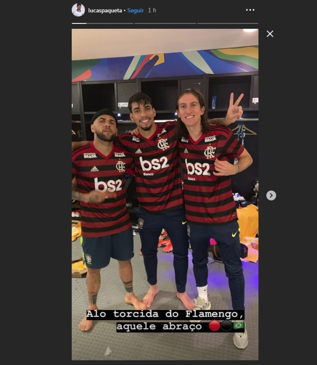 Dani Alves, Lucas Paquetá y Filipe Luis posan con la camiseta del Flamengo tras ganar la Copa América