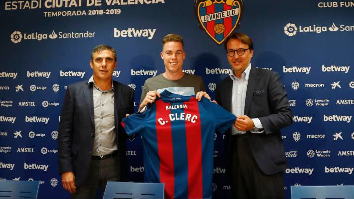Carlos Clerc posa junto a Quico Catalán y Manolo Salvador en su presentación como nuevo jugador del Levante.