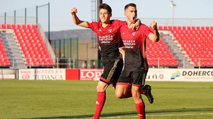 Claudio Medina, en un partido con el Mirandés.
