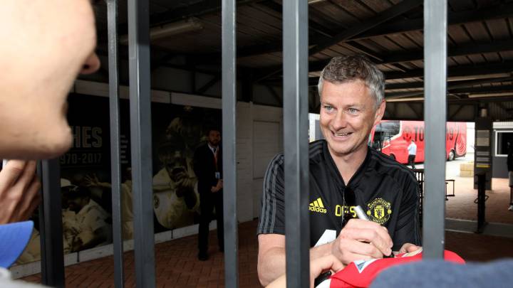 Ole Gunnar Solskjaer, entrenador del Manchester United, firmando autógrafos después de un entrenamiento de pretemporada en Australia