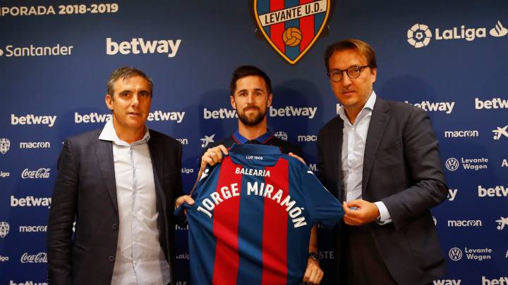 Jorge Miramón posa junto a Quico Catalán y Manolo Salvador durante su presentación como nuevo jugador del Levante.