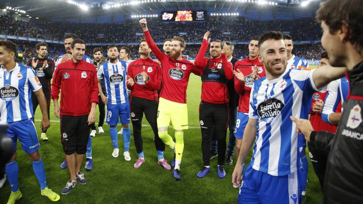 Edu Expósito, el primero a la derecha, es el jugador más cotizado del Deportivo.