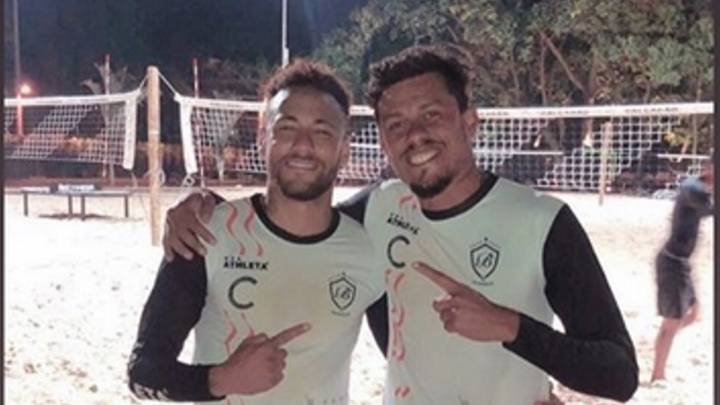 Neymar 'colgo' esta fotografía en Instagram en la que aparece junto al jugador profesional de futvoley Bello Suares.