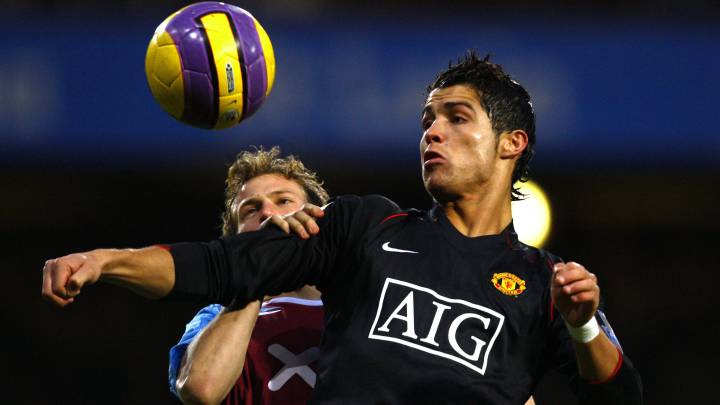 Los jugadores de Manchester United y West Ham, Cristiano Ronaldo y Jonathan Spector.