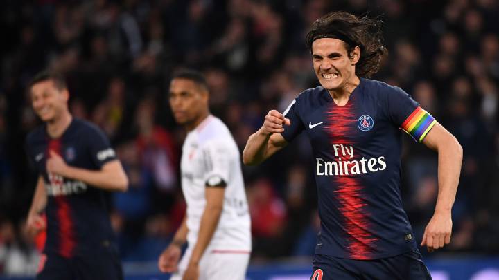 Cavani celebrando un gol en el Parque De Los Príncipes durante la pasada campaña.