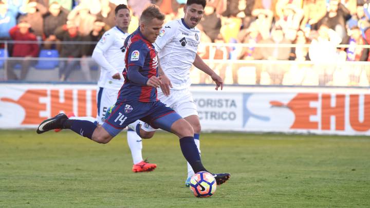 Samu Sáiz en un partido frente al Getafe durante su etapa en el Huesca.