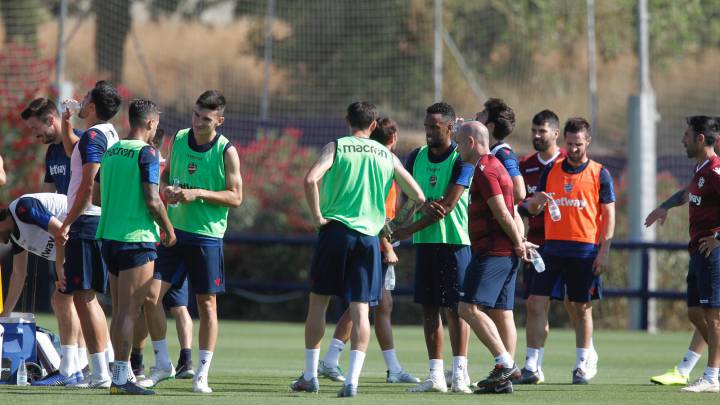 La plantilla del Levante se ejercita en Buñol.