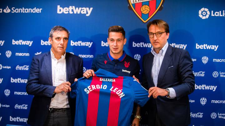 Sergio León posa durante su presentación como jugador del Levante junto a Quico Catalán y Manolo Salvador.