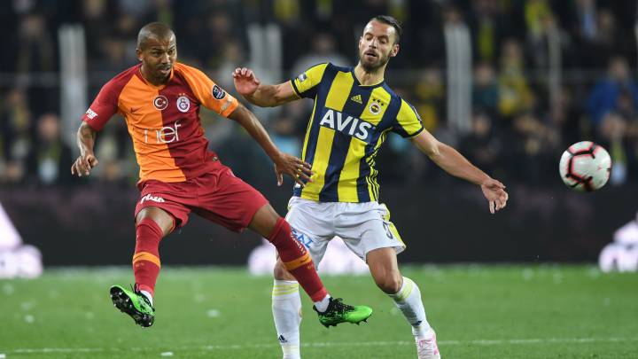 El delantero valenciano Roberto Soldado sigue entrenándose con el Fenerbahçe a la espera de resolver su futuro. El Granada es la opción más probable.