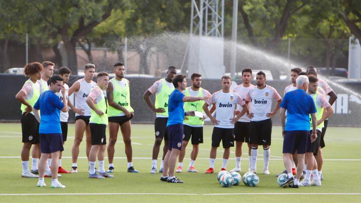 Marcelino dirige a los jugadores del Valencia en la Ciudad Deportiva de Paterna.