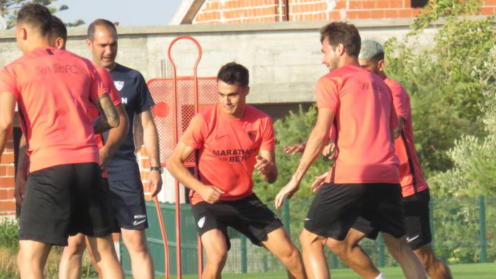 El lateral del Sevilla Sergio Reguilón, cedido por el Real Madrid, se entrenó con normalidad en la sesión de la tarde en Lagos. Sergi Gómez siguió aparte.