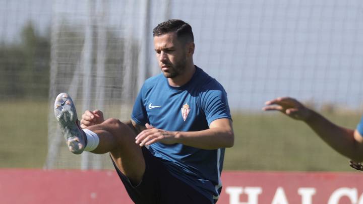 Álvaro Vázquez entrenando con el Sporting
