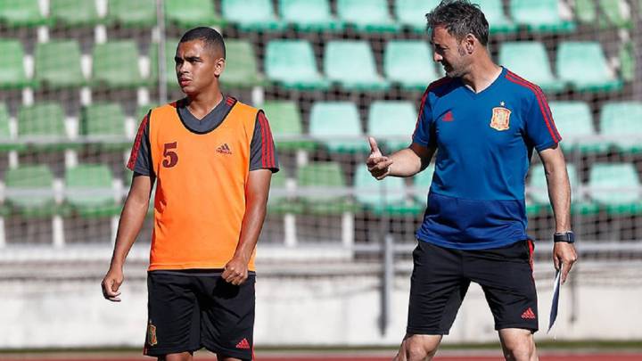 Santi Denia, en un entrenamiento con la Selección.