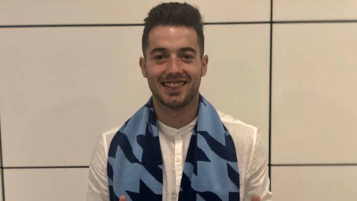 Jony en el aeropuerto de Roma con una bufanda del Lazio (foto vía Twitter @OfficialSSLazio).