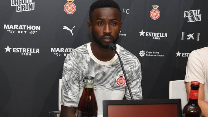 Pape Diamanka durante su presentación como nuevo jugador del Girona (foto vía Twitter @GironaCF).