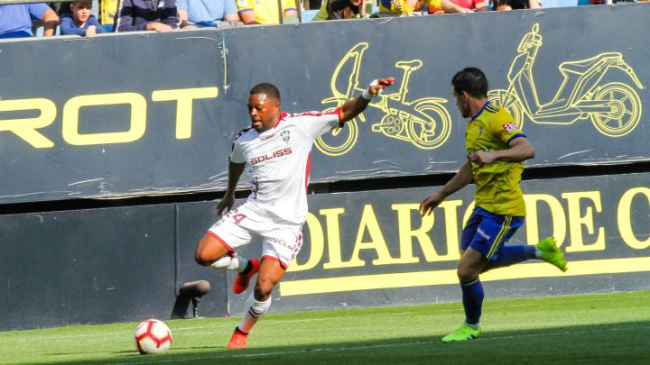 Jeremie Bela durante el Cádiz-Albacete de la pasada campaña.