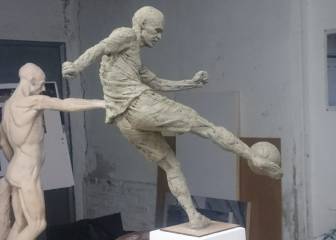 Una escultura de un gol eterno: homenaje a Iniesta en Albacete