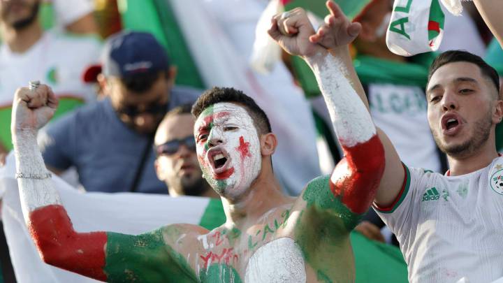 Aficionados de Argelia durante el partido entre su selección y la de Costa de Marfil.