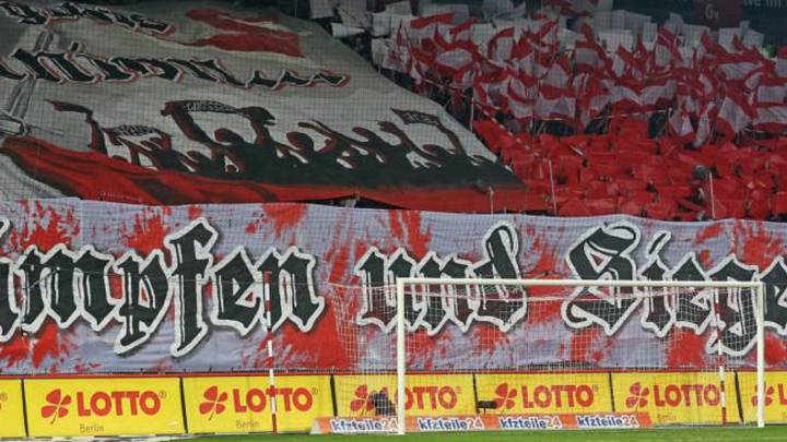 Aficionados del Unión Berlín en la previa de la final del ascenso a la Bundesliga frente al Stuttgart.