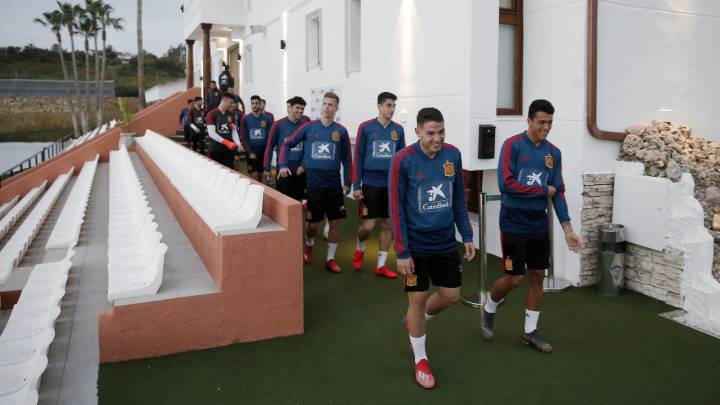 Manu Vallejo, con Pedro Porro, en la Selección.