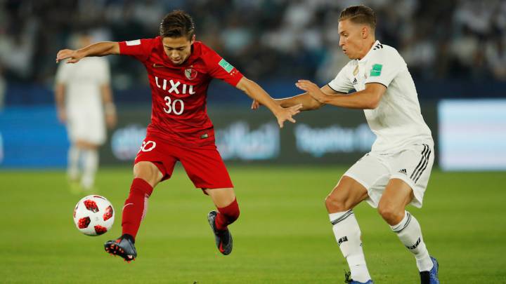 Hiroki Abe ante Marcos Llorente durante el partido que enfrentó al Kashima y al Real Madrid en el último Mundial de Clubes.