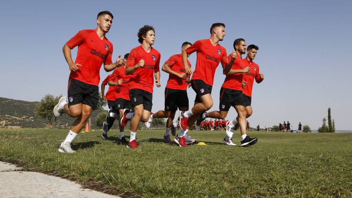Koke, cronómetro en mano, y Saúl, liderando su grupo durante la carrera continua de esta mañana en San Rafael.