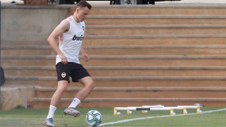 Denis Cheryshev ya toca balón en la Ciudad Deportiva de Paterna.