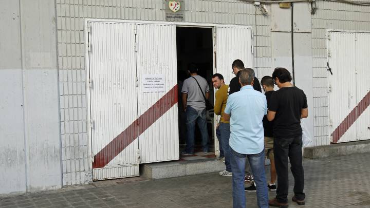 Afición del Rayo haciendo colas en las taquillas del estadio.