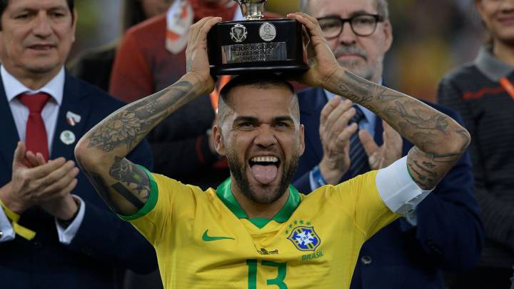 Dani Alves recibe el trofeo al mejor jugador de la Copa América tras la victoria de Brasil en la final ante Perú.