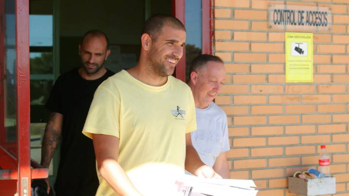 GRAF1485. ZUERA (ZARAGOZA), 31/05/2019.- Los ex futbolistas Carlos Aranda (primer término) y Raul Bravo (detrás, i) han abandonado esta tarde, sobre las 17.15 horas, la prision de Zuera (Zaragoza) tras abonar sus abogados la fianza impuesta por el juez del Juzgado de Instruccion nº5 de Huesca que investiga la presunta red de amaños de partidos de fútbol de Primera y Segunda División. EFE/ Javier Cebollada OPERACION OIKOS APUESTAS ILEGALES DE PARTIDOS FUTBOL