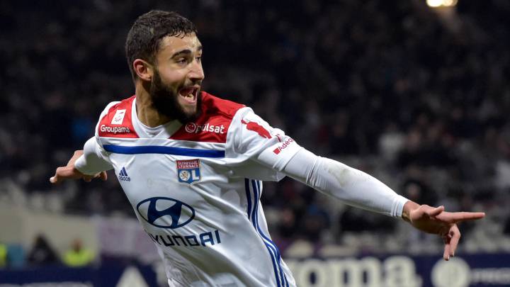 Sevilla, Betis y Valencia se han interesado por el mediapunta del Olympique de Lyon Nabil Fekir, según L'Equipe. Costaría 30-35 millones de euros.