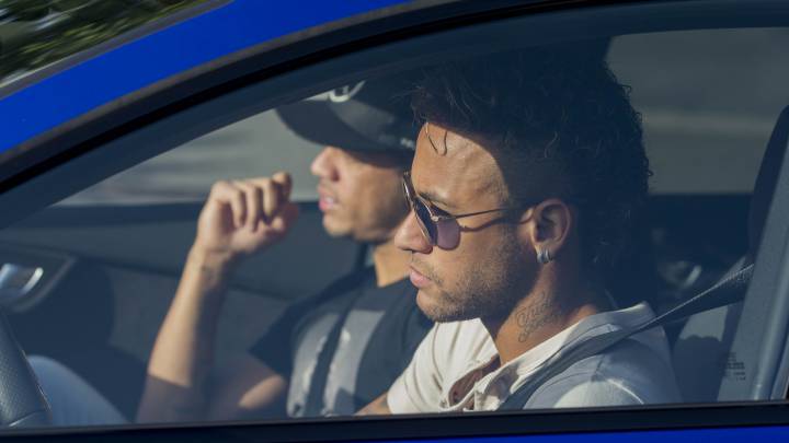 Neymar aterriza en París y va directo a la ciudad deportiva