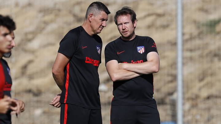 Carlos García Valcárcel, junto a Esteban, jefe de los servicios de fisioterapeutas del Atlético de Madrid.