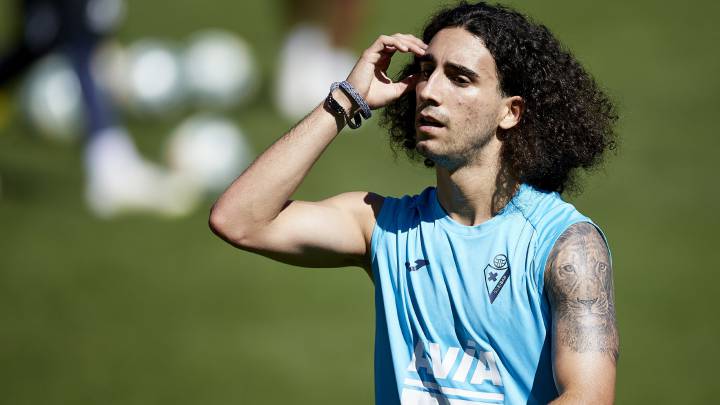 El Barça ejerce la opción de recompra de Cucurella por 4M€