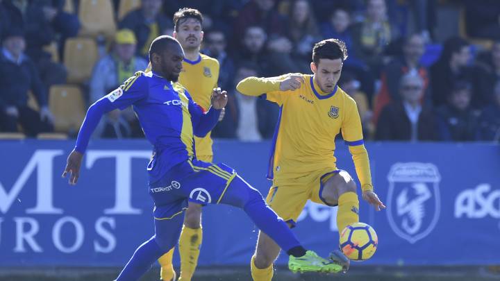 Borja Domínguez pujando por un balón durante el Alcorcón-Cádiz de la temporada 2017/2018.