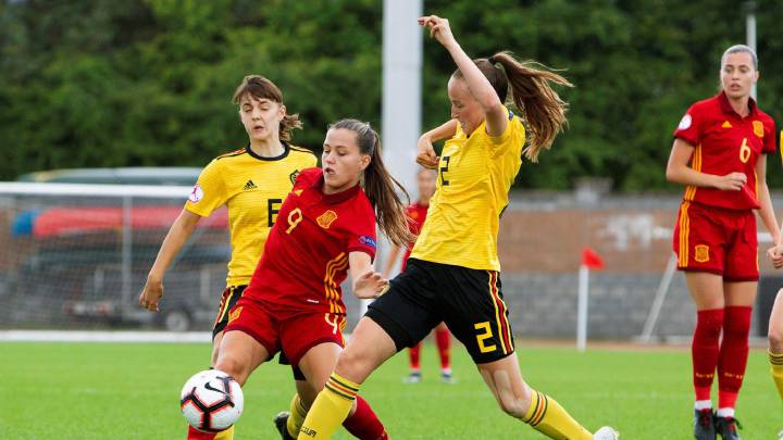 La delantera española Claudia Pina (i) en una acción ofensiva ante la defensa belga Sari Kees (d) durante el partido este martes de la UEFA Eurocopa 2018/19 femenina sub-19 España-Bélgica que se celebra en el estadio Forthbank en la ciudad escocesa de Stirling.