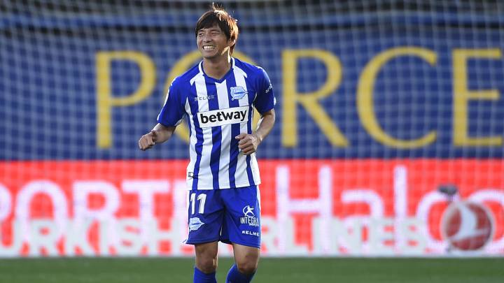 Alaves' Japanese midfielder Takashi Inui celebrates after scoring a goal during the Spanish league football match between Villarreal CF and Deportivo Alaves at La Ceramica stadium in Vila-real on March 2, 2019. (Photo by JOSE JORDAN / AFP)
