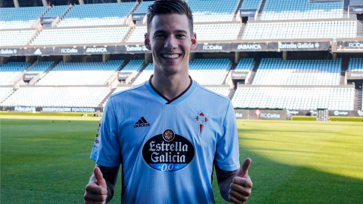 El delantero Santi Mina posa con la camiseta del Celta en el estadio de Balaídos.