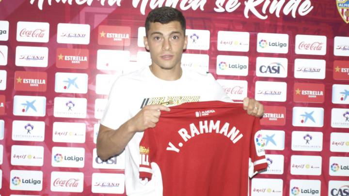 Yanis Rahmani posa con la camiseta del Almería en la sala de prensa del estadio de los Juegos del Mediterráneo (foto vía Twitter @U_D_Almeria).